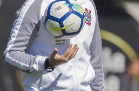 Osmar Loss comandando o ltimo treino antes do jogo contra a Chapecoense, pelo Brasileiro