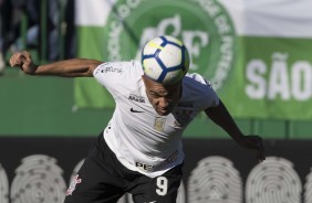 Roger durante jogo contra a Chapecoense, pelo Brasileirão, na Arena Condá