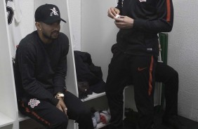 Clayson e Mantuan no vestirio da Arena Cond antes do jogo contra a Chapecoense