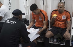 Marquinhos Gabriel e Emerson Sheik no vestirio antes do jogo contra a Chapecoense