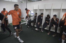 O garoto Pedrinho no vestirio da Arena Cond antes do jogo contra a Chapecoense