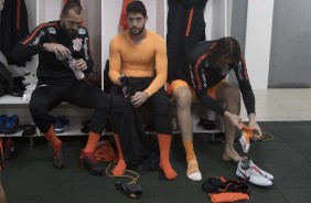 Os goleiros Walter, Cássio e Caíque França no vestiário da Arena Condá antes do jogo contra a Chape