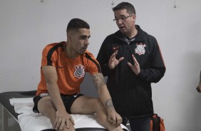 Osmar Loss conversa com Gabriel antes do jogo contra a Chapecoense, no vestiário da Arena Condá