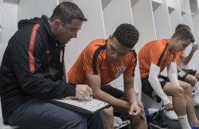 Osmar Loss conversa com Marquinhos Gabriel antes do jogo contra a Chapecoense, na Arena Cond