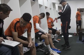 Osmar Loss e comissão passam instruções para equipe no vestiário da Arena Condá