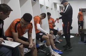 Osmar Loss e comisso passam instrues para equipe no vestirio da Arena Cond