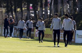 Jogadores do Corinthians chegam para o treino em Chapec