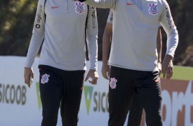 Os zagueiros Vilson e Pedro Henrique chegam para o treino em Chapecó