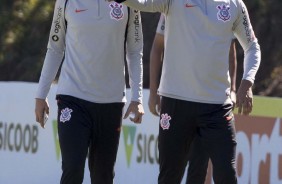 Os zagueiros Vilson e Pedro Henrique chegam para o treino em Chapec