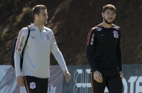Zagueiro Henrique e goleiro Caíque França no treino em Chapecó
