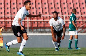 Fessin e Nathan durante jogo contra o Palmeiras, pelo Brasileiro Sub-20