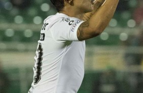 Jadson comemorando seu gol de falta contra a Chapecoense, pela Copa do Brasil