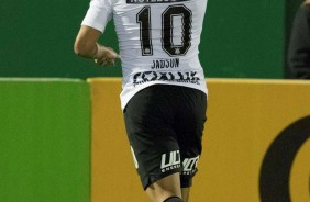 Jadson marcou o nico gol do Corinthians contra a Chapecoense, pela Copa do Brasil