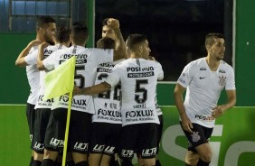 Jogadores comemoram o gol de Jadson contra a Chapecoense