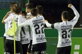 Jogadores comemoram o gol do meia Jadson, contra a Chapecoense, no jogo de volta da Copa do Brasil