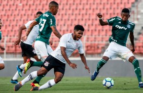 Jordan sofrendo dura falta durante jogo contra o Palmeiras, pelo Brasileiro Sub-20