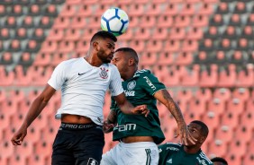 Nathan em jogada aérea contra o Palmeiras, pelo Brasileiro Sub-20