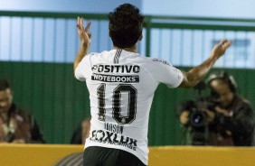 O meia Jadson voltou a marcar de falta e o gol foi contra a Chapecoense, pela Copa do Brasil