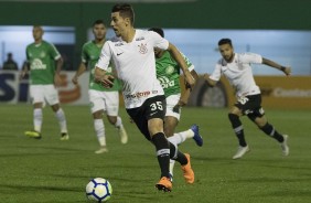 Danilo Avelar durante jogo contra a Chapecoense, pela Copa do Brasil, em Chapecó