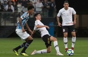 Araos e Ralf em partida contra o Grêmio, pela última rodada do primeiro turno do Brasileirão