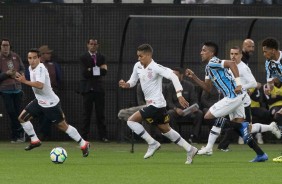 Jadson e Pedrinho durante jogo contra o Grmio, pelo Campeonato Brasileiro