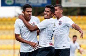 Jogadores do Corinthians comemoram o gol de Fessin contra o Palmeiras, pelo Paulista Sub-20