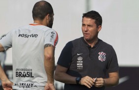 Danilo conversa com Osmar Loss durante o treinamento desta segunda-feira no CT