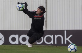 Goleiro Cássio durante o treinamento desta segunda-feira no CT Joaquim Grava