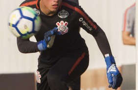 Goleiro Maltos, da base, treinando com o elenco principal nesta segunda-feira