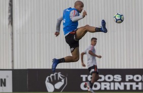 Para o duelo contra o Fluminense, atacante Roger treina no CT Joaquim Grava