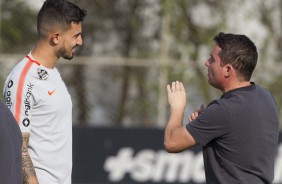 Pedro Henrique e o tcnico Osmar Loss durante o treino de segunda-feira no CT Joaquim Grava