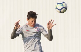 Vital em jogada de cabeça durante o treino de hoje no CT Joaquim Grava
