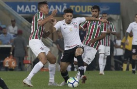 Douglas durante partida contra o Fluminense, pelo Brasileirão, no Maracanã