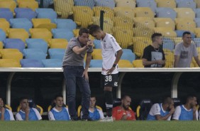 Osmar Loss passa instruções ao meia Pedrinho durante partida contra o Fluminense, no Maracanã