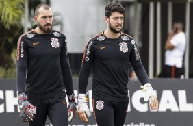 Goleiros fazem atividade no treino desta sexta