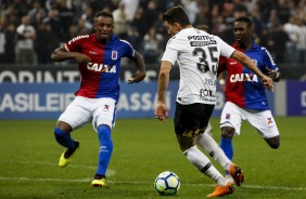 Danilo Avelar atuando contra o Paran, na Arena Corinthians