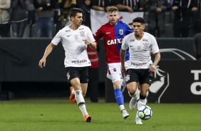 Douglas e Danilo Avelar atuando contra o Paran, na Arena Corinthians