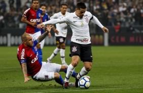 Fagner durante jogo contra o Paran, na Arena Corinthians