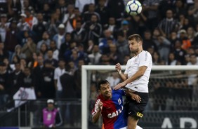 Henrique afasta o perigo durante jogo contra o Paraná, na Arena Corinthians