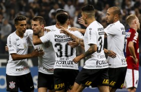 Jogadores comemoram gol do zagueiro Henrique na partida contra o Paran Clube