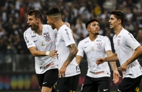 Jogadores comemoram gol do zagueiro Henrique na partida contra o Paran Clube