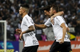 Jogadores comemoram gol do zagueiro Henrique na partida contra o Paran Clube