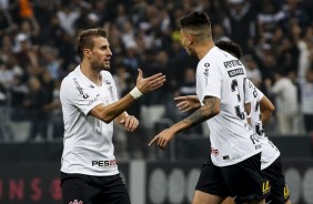 Jogadores comemoram gol do zagueiro Henrique na partida contra o Paraná Clube