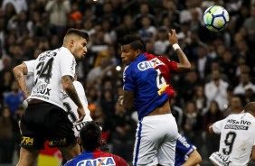 Pedro Henrique disputa jogada contra o Paran, na Arena Corinthians