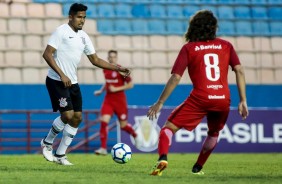 Com belo gol de Fabricio Oya e outro de Rafael Bilu, o Timão derrotou o Internacional por 2 a 0.