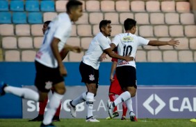 Oya durante comemoração do seu gol contra o Internacional, pelo Brasileiro sub-20