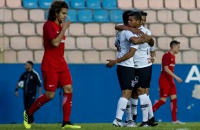 Pelo Brasileiro sub-20, Fabrcio Oya comemora seu gol marcado contra o Internacional