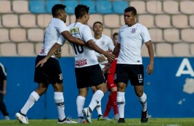 Fabrício Oya comemora seu gol marcado contra o Internacional pelo Campeonato Brasileiro sub-20.