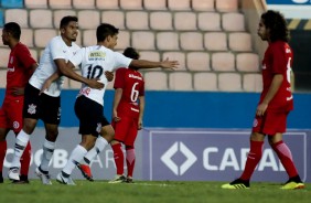 Fabrício Oya comemora seu gol marcado contra o Internacional pelo Campeonato Brasileiro sub-20