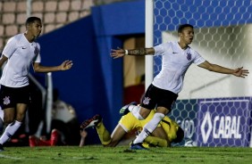 Rafael Bilu comemorando gol contra o Internacional, pelo Brasileiro sub-20